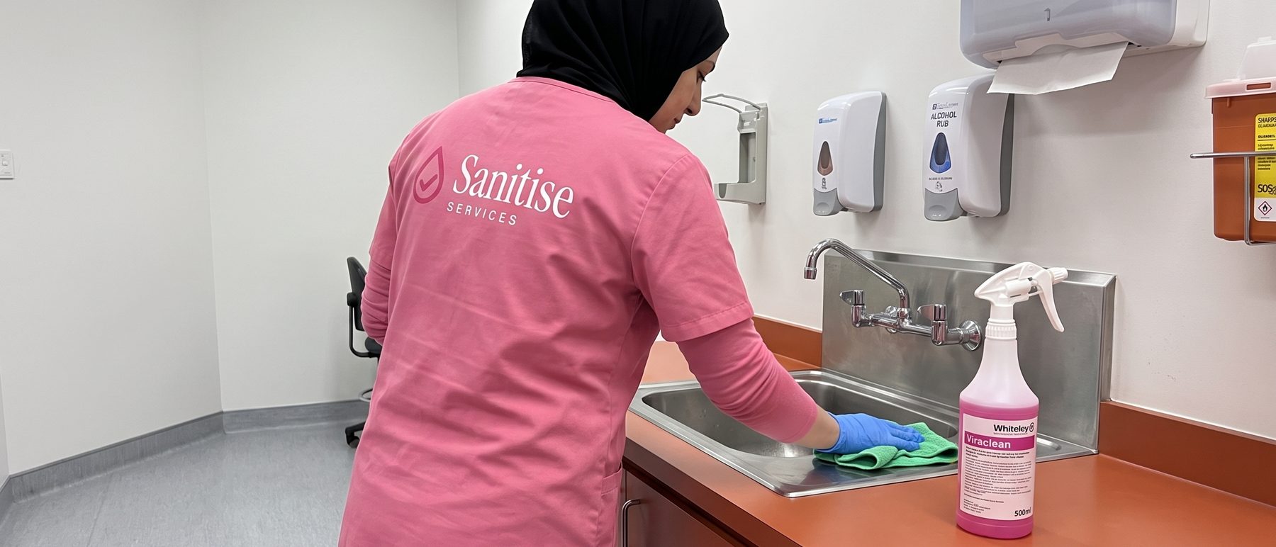 Cleaning a hand basin